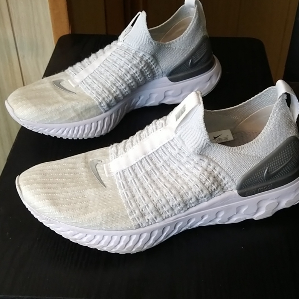 Athletic shoes